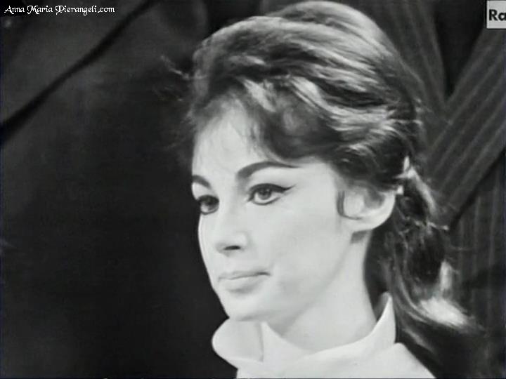 Pier Angeli nel coro de "Il Musichiere"